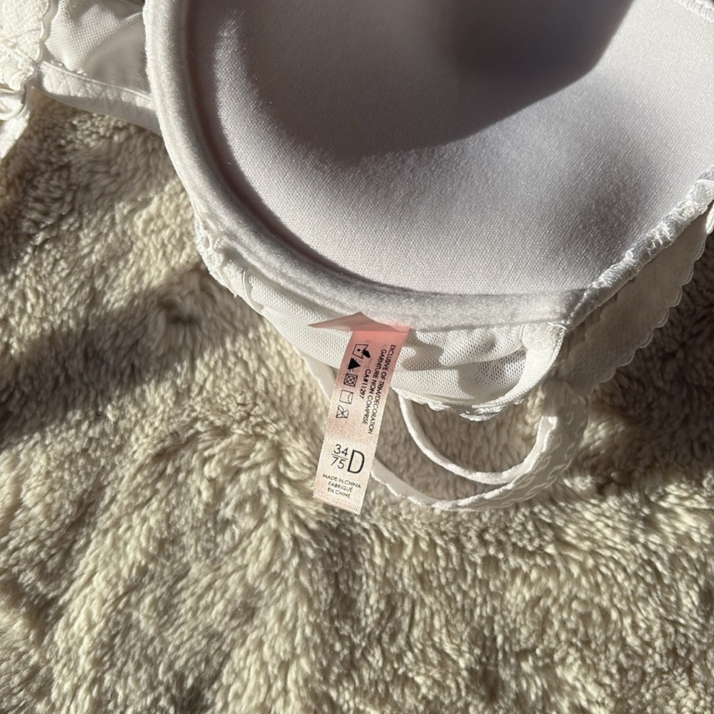 La Vie en Rose White Lace Front-Clasp Bra – 34D | Romantic Delicate | - Picture 6 of 6